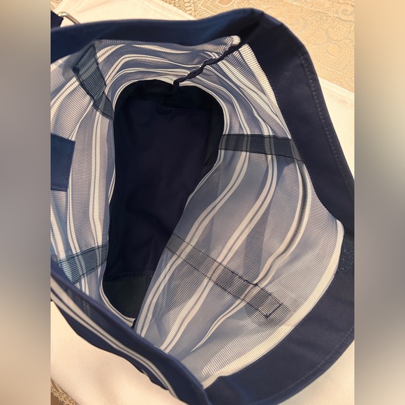 Blue/white large striped mesh beach bag with front pocket. - Picture 4 of 7